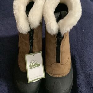 ITASCA Thermolite Women Size 7 Boots. New With Tag .